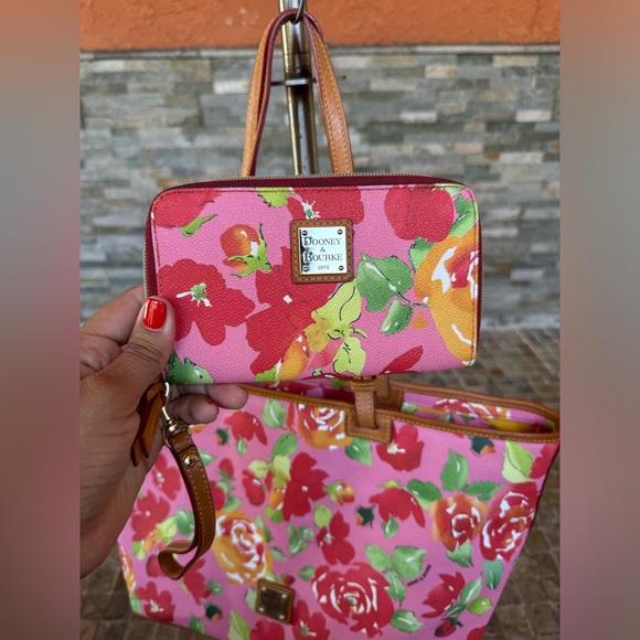 Dooney and Bourke shoulder bag with wallet (rare) - Picture 9 of 16